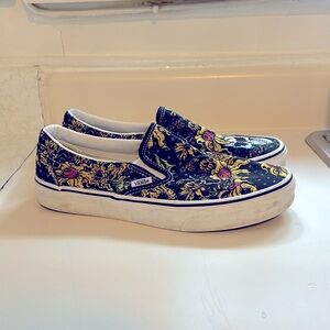 VANS ®️ CLASSIC SLIP-ON SHOES / SNEAKERS SIZE: MEN 8.5 WOMEN 10 “ Beauty Skull “